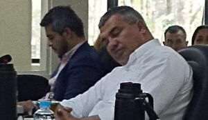 Concejal departamental se durmió en plena sesión - Noticiero Paraguay