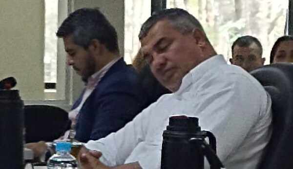 Concejal departamental se durmió en plena sesión - Noticiero Paraguay