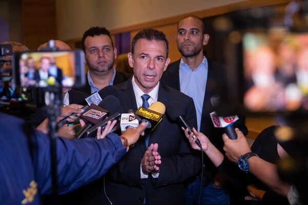 Enríquez, candidato a las primarias opositoras de Venezuela, propone cerrar el Banco Central - MarketData