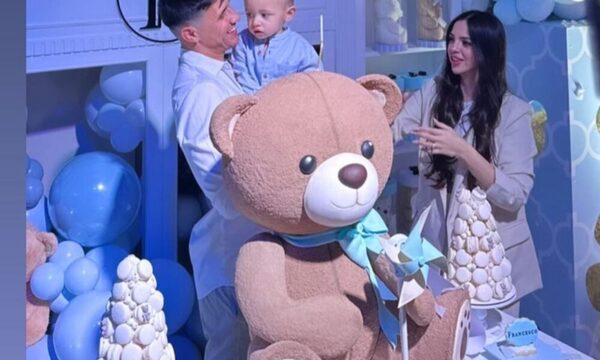 Adam Bareiro y su doña anunciaron que esperan una niña en cumple de su peque