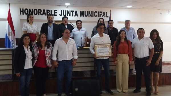 Profesor de Básquetbol del Amambay, Hugo Da Costa, recibe merecido homenaje por su dedicación al deporte