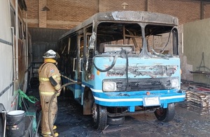 Diario HOY | Bus se incendió en el taller de una empresa de transporte en Villa Elisa