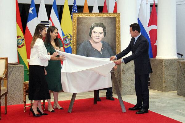 Cancillería recibe en donación cuadro de la primera diplomática paraguaya - .::Agencia IP::.