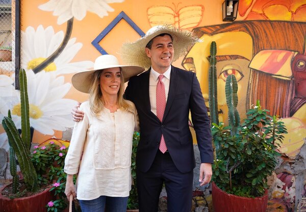Presidente y primera dama homenajean al folklore paraguayo, en populoso barrio capitalino - ADN Digital