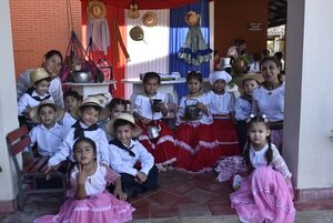 Estudiantes recordaron el Día del Folclore Paraguayo en Ayolas - Nacionales - ABC Color