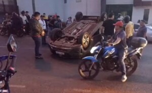 Violento choque y vuelco frente al Hospital Regional
