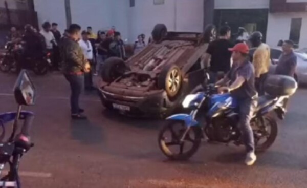 Violento choque y vuelco frente al Hospital Regional