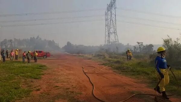 Bomberos controlan incendio en el cerro de Nueva Colombia - Nacionales - ABC Color