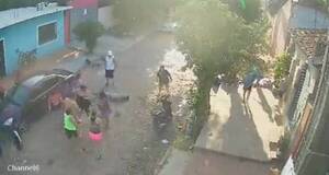 [VIDEO] Ligó un piedrazo en la cabeza en medio de trifulca entre vecinos