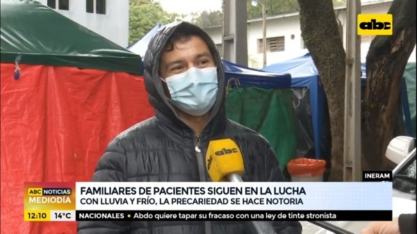 Ante frío y lluvia, familiares de pacientes lamentan “falta de humanidad” del Gobierno - Portal Digital Cáritas Universidad Católica