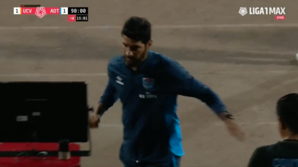 Versus / ¿Qué pasó "Loco"? Sebastián Abreu protagonizó un escándalo durante un partido en Perú