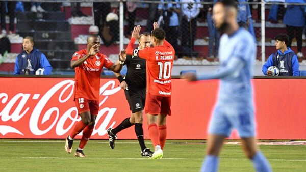 Internacional gana en la altura y se acerca a semifinales