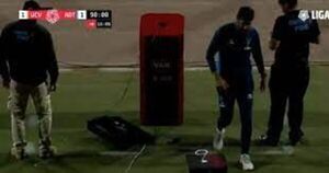 El Loco Abreu tiró el monitor del VAR tras ser expulsado