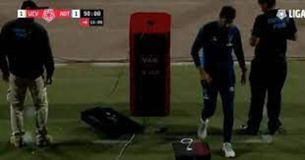 El Loco Abreu tiró el monitor del VAR tras ser expulsado
