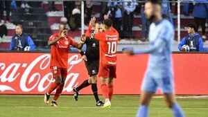 Internacional gana en la altura y se acerca a semifinales