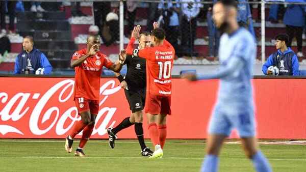 Internacional gana en la altura y se acerca a semifinales