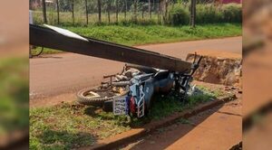 Motociclista choca contra columna y queda muy grave