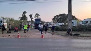 Conflicto por estacionamiento de camiones cisterna en San Antonio - Nacionales - ABC Color