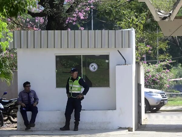 Policías custodiarán el IPS ante falta de presupuesto - Política - ABC Color