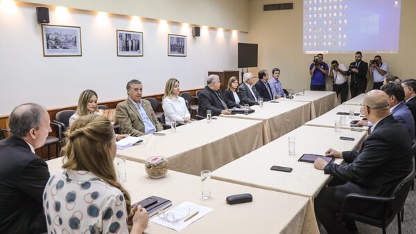 Prometen pagar millonaria deuda de Salud con farmacéuticas vía bonos