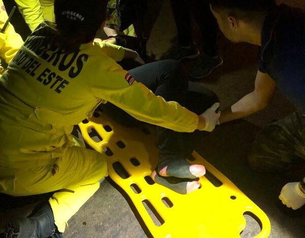 Vehículo choca contra motocicleta y se da a la fuga