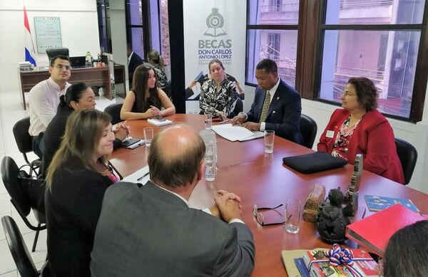 Acuerdan potenciar formación de profesionales en maestrías y doctorados con universidad de EE.UU. - .::Agencia IP::.