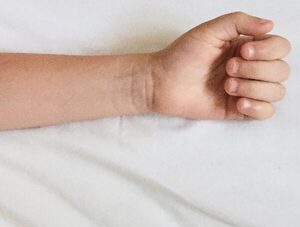 Ñemby: Muere niña de cuatro años asfixiada por una cortina · Radio Monumental 1080 AM