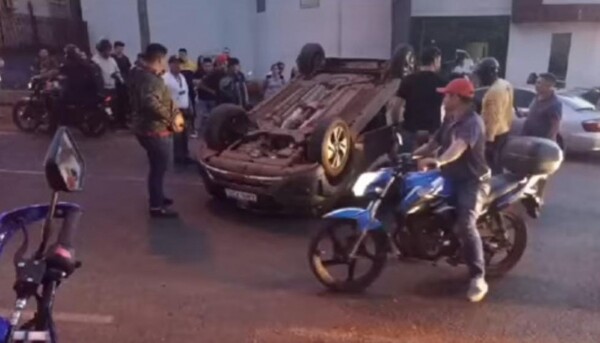 Diario HOY | Aparatoso vuelco de vehículo frente a un hospital tras ser embestido