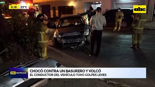Video: Chocó contra un basurero y volcó  - ABC Noticias - ABC Color