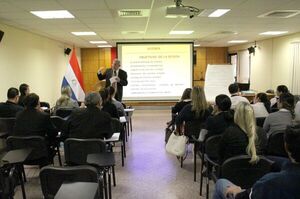 Capacitan a funcionarios administrativos de Encarnación sobre Mecip-Control Interno