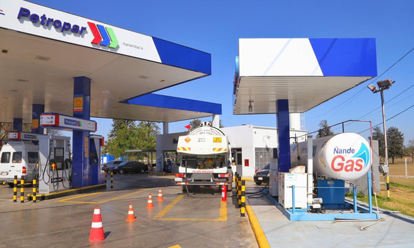 A una semana de asumir, Peña baja precios de combustibles y el gas