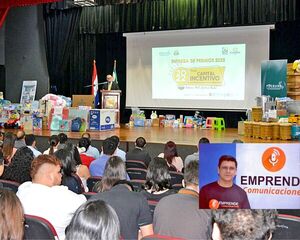 Emprendedores reciben incentivo económico en homenaje a docente - La Clave