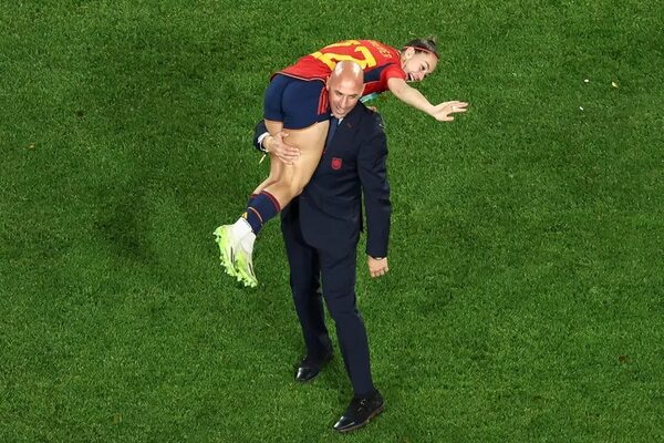 Luis Rubiales y el beso no consentido: El PP pide la dimisión “ya”, voluntaria u obligada - Fútbol Internacional - ABC Color