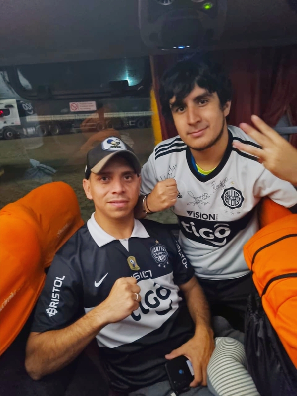 ¡Dos fanáticos del Olimpia ya están en Brasil para el juego ante Flu gracias a Radio Uno! - trece