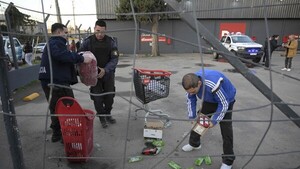 Decenas de detenidos tras robos en tiendas y supermercados en Argentina