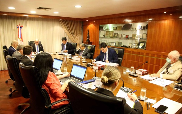 Plantean aplicar examen de competencia a egresados de carreras de derecho no acreditadas