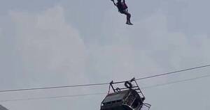 La Nación / Lograron rescate de teleférico artesanal colgado a 350 metros