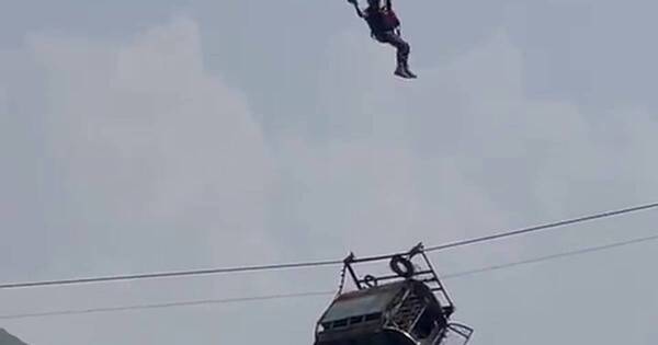 La Nación / Lograron rescate de teleférico artesanal colgado a 350 metros