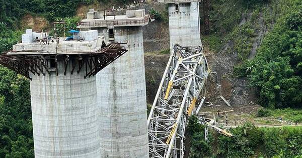La Nación / Derrumbe de puente en construcción causa 18 muertos en India