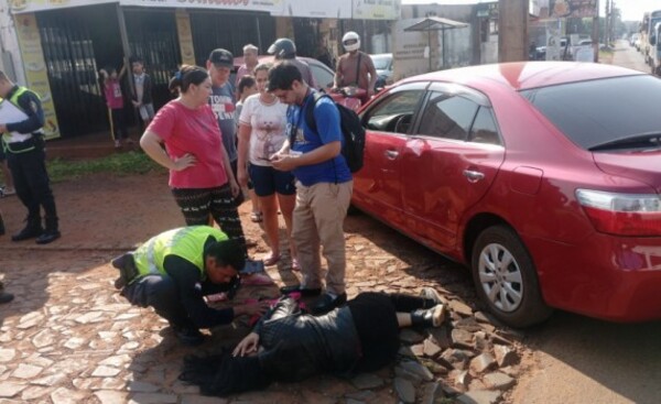 Motociclista lesionada tras impactar contra automóvil