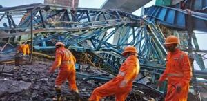 Al menos 17 muertos en India al derrumbarse un puente ferroviario en construcción - El Independiente