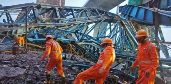 Al menos 17 muertos en India al derrumbarse un puente ferroviario en construcción - El Independiente