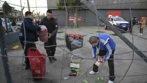 Decenas de detenidos tras robos en tiendas y supermercados en Argentina