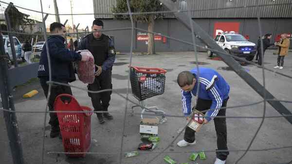 Decenas de detenidos tras robos en tiendas y supermercados en Argentina