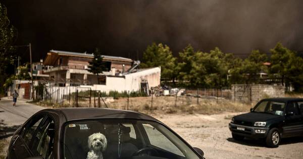 La Nación / Atenas se cubre de humo