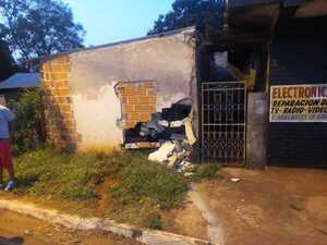 HUYENDO DE LA POLICIA CHOCÓ CONTRA UNA VIVIENDA Y FUE ATRAPADO - Itapúa Noticias