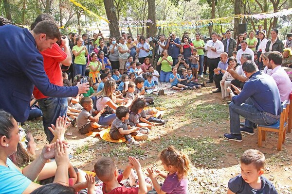 Diario HOY | “Javy’a plázape”: autoridades compartieron ameno encuentro con niños por su día
