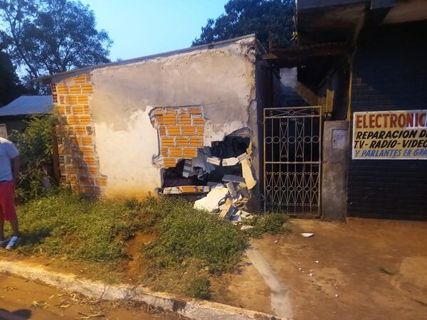 HOMBRE IMPACTÓ CONTRA UNA VIVIENDA MIENTRAS HUÍA DE LA POLICÍA