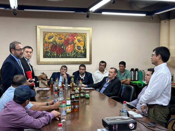 REPRESENTANTES DE LA CONFEDERACIÓN APÍCOLA SE REUNIÓ CON EL DIPUTADO CÉSAR CERINI