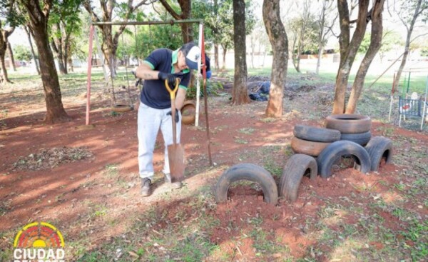 Trabajos de mejoras en plazas de barrios de CDE